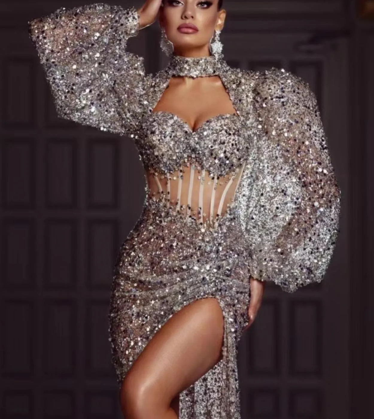Abito da sera lungo con maniche a sbuffo con paillettes glitterato Abito da sera lungo con spacco alto a maniche lunghe con pail