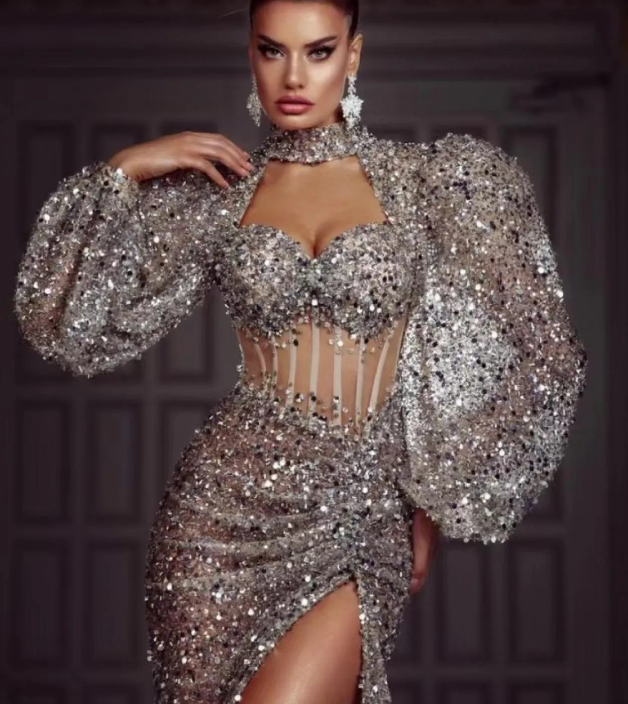 Abito da sera lungo con maniche a sbuffo con paillettes glitterato Abito da sera lungo con spacco alto a maniche lunghe con pail