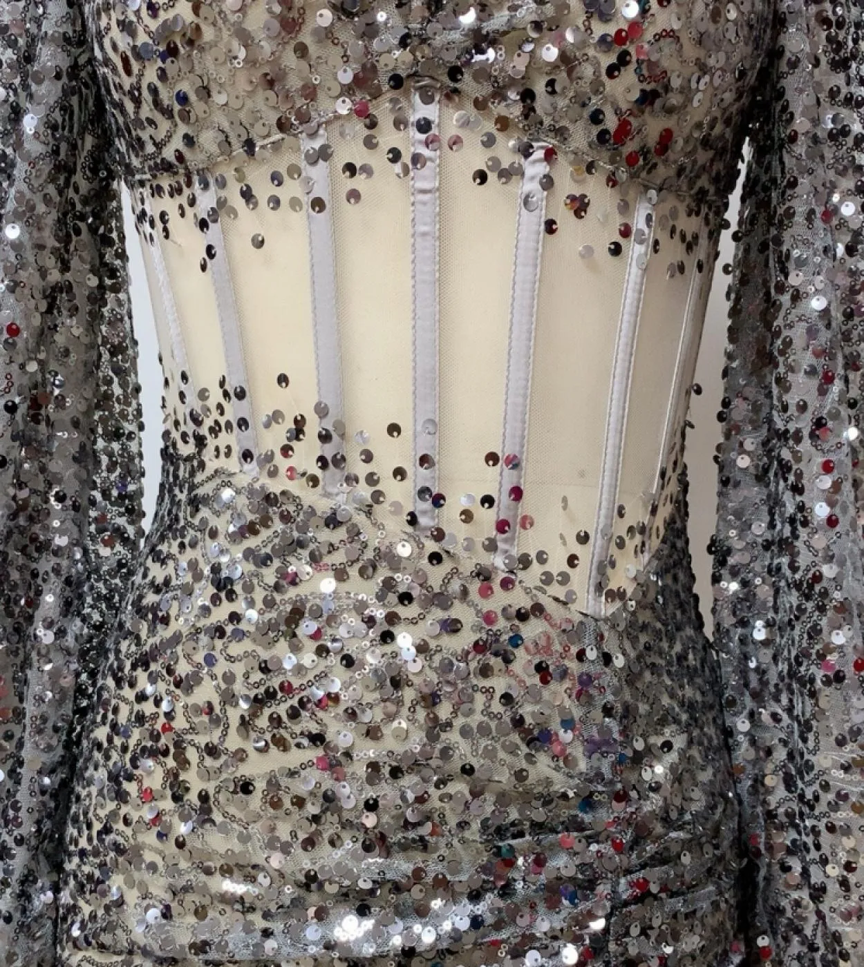 Abito da sera lungo con maniche a sbuffo con paillettes glitterato Abito da sera lungo con spacco alto a maniche lunghe con pail