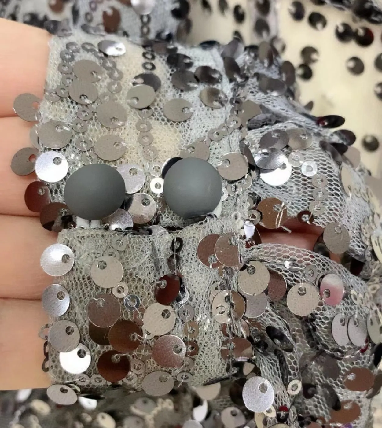 Abito da sera lungo con maniche a sbuffo con paillettes glitterato Abito da sera lungo con spacco alto a maniche lunghe con pail