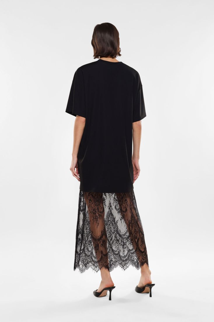Abito lungo con T-shirt oversize e gonna in pizzo