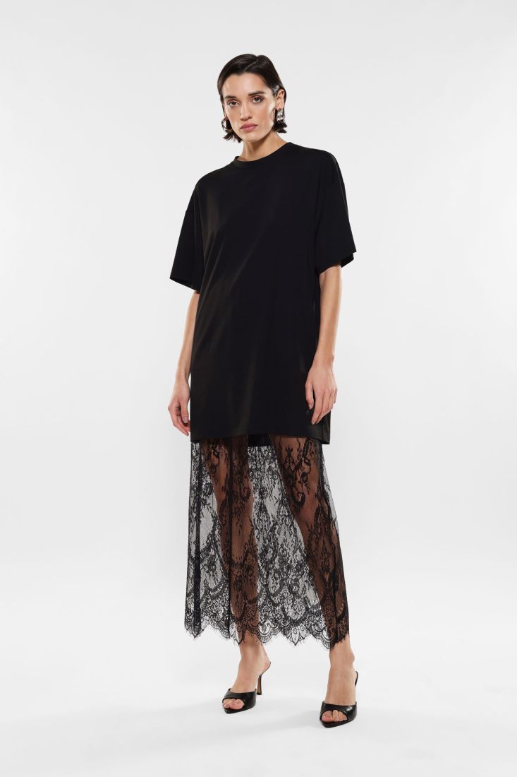 Abito lungo con T-shirt oversize e gonna in pizzo