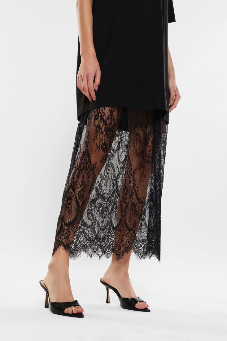 Abito lungo con T-shirt oversize e gonna in pizzo