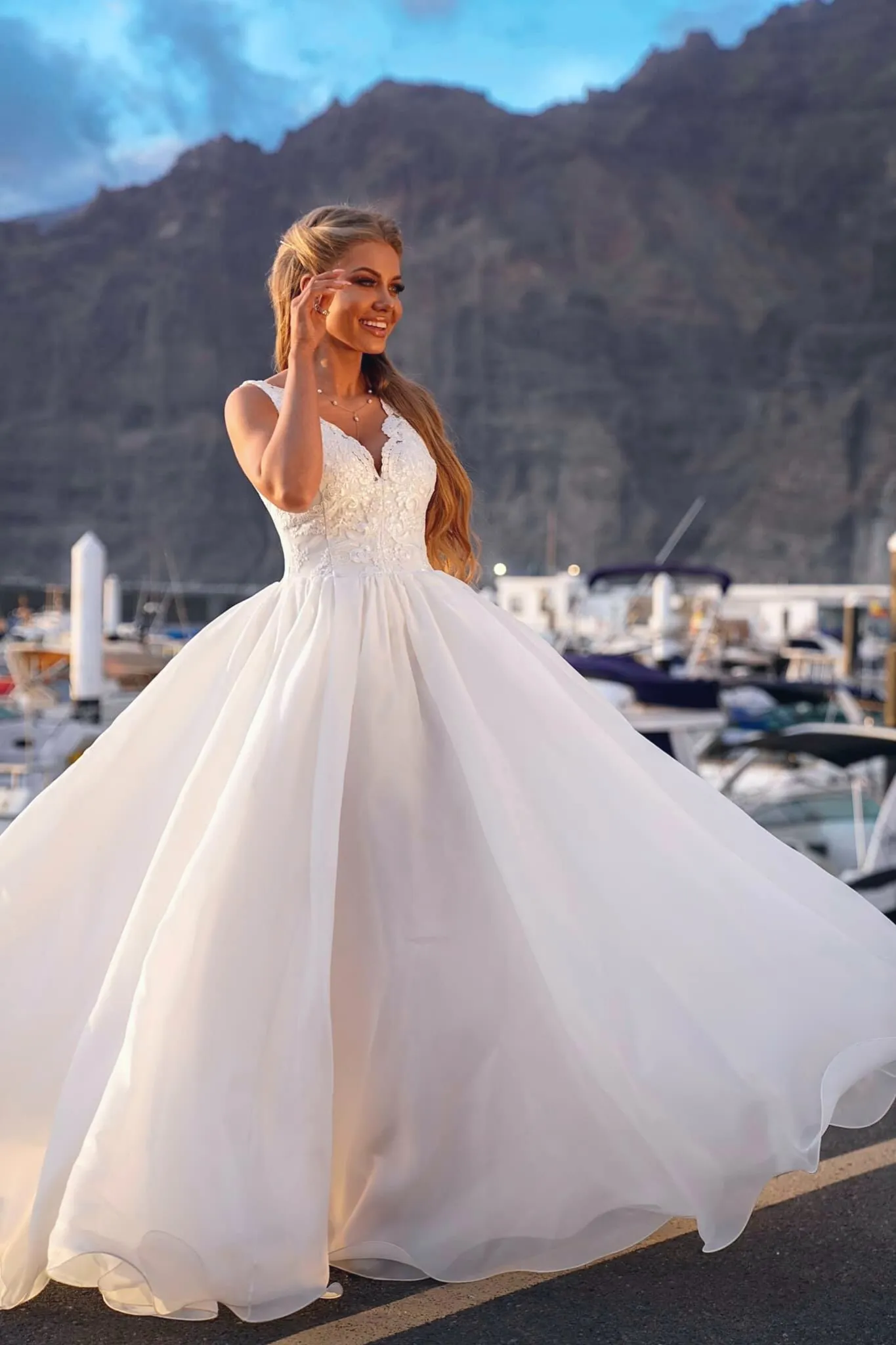 Abito svasato bianco da cerimonia con corpetto ricamato e gonna ampia in organza