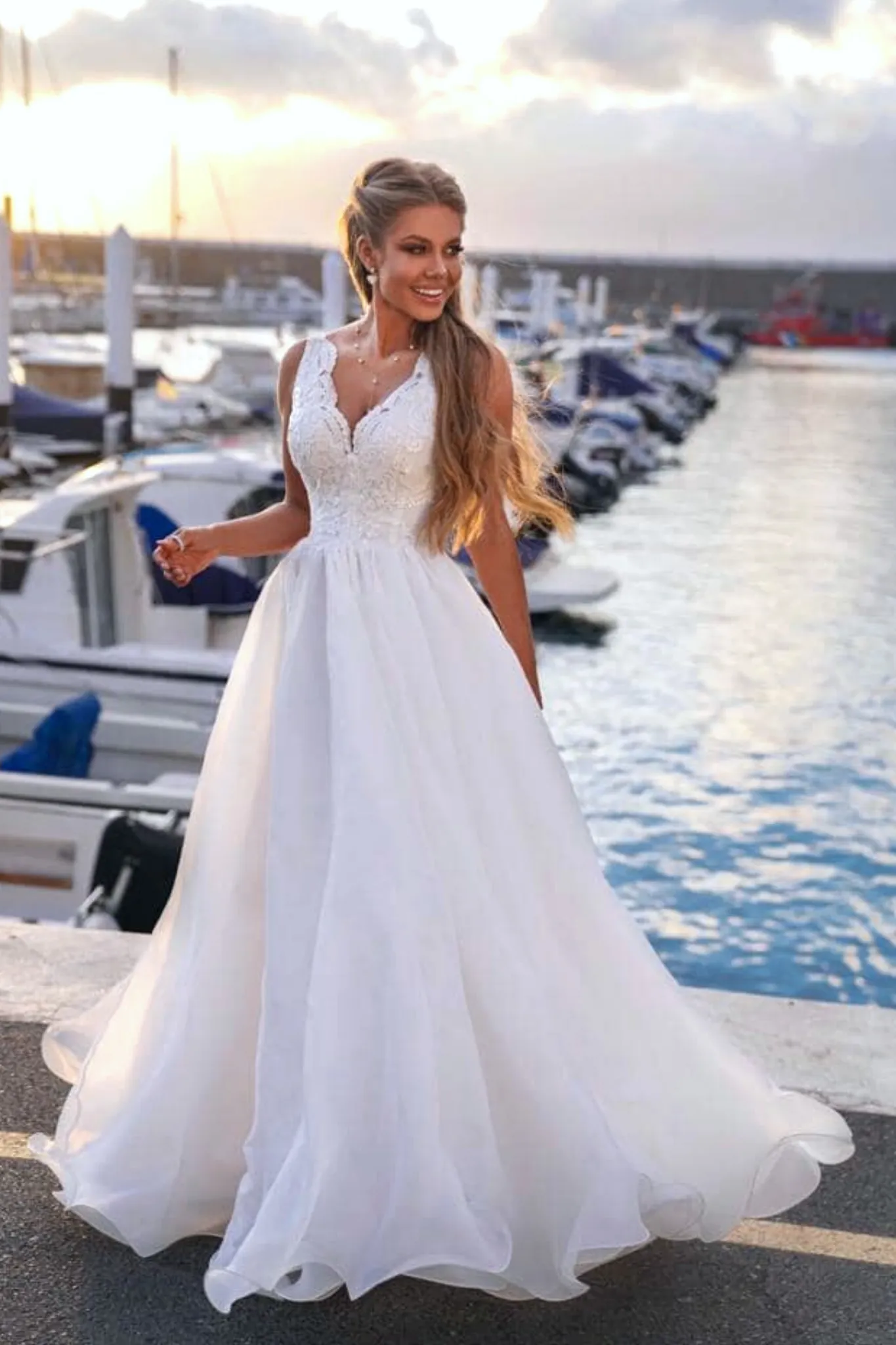 Abito svasato bianco da cerimonia con corpetto ricamato e gonna ampia in organza
