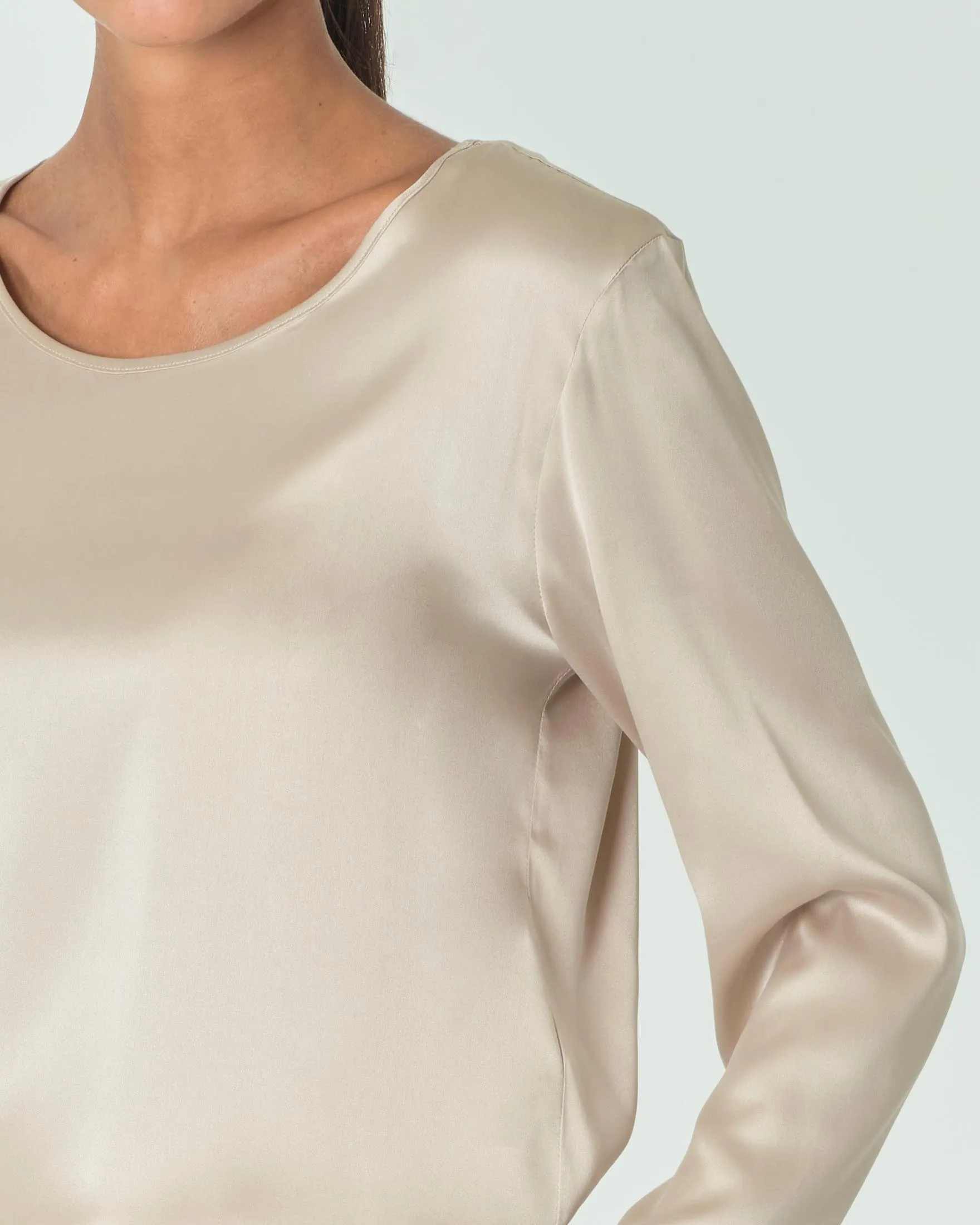 Blusa color champagne in raso di seta stretch con scollo ampio tondo e maniche lunghe
