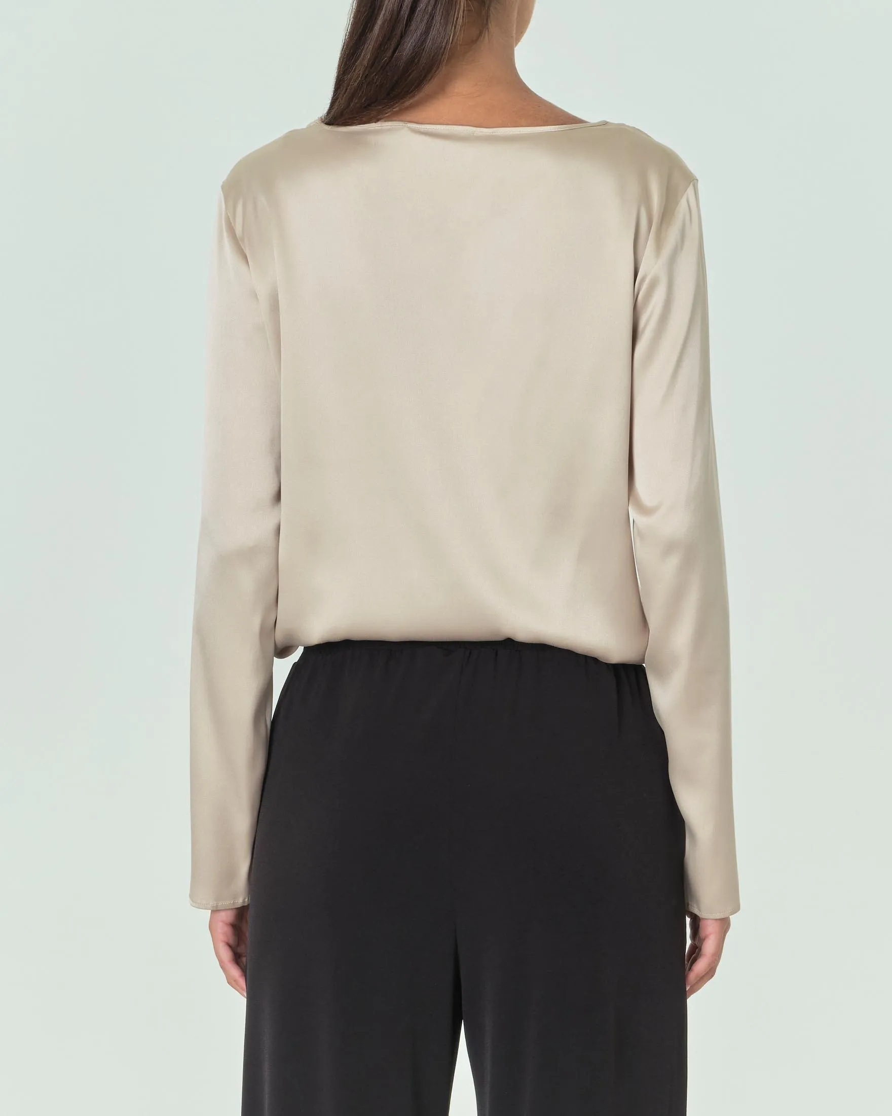 Blusa color champagne in raso di seta stretch con scollo ampio tondo e maniche lunghe