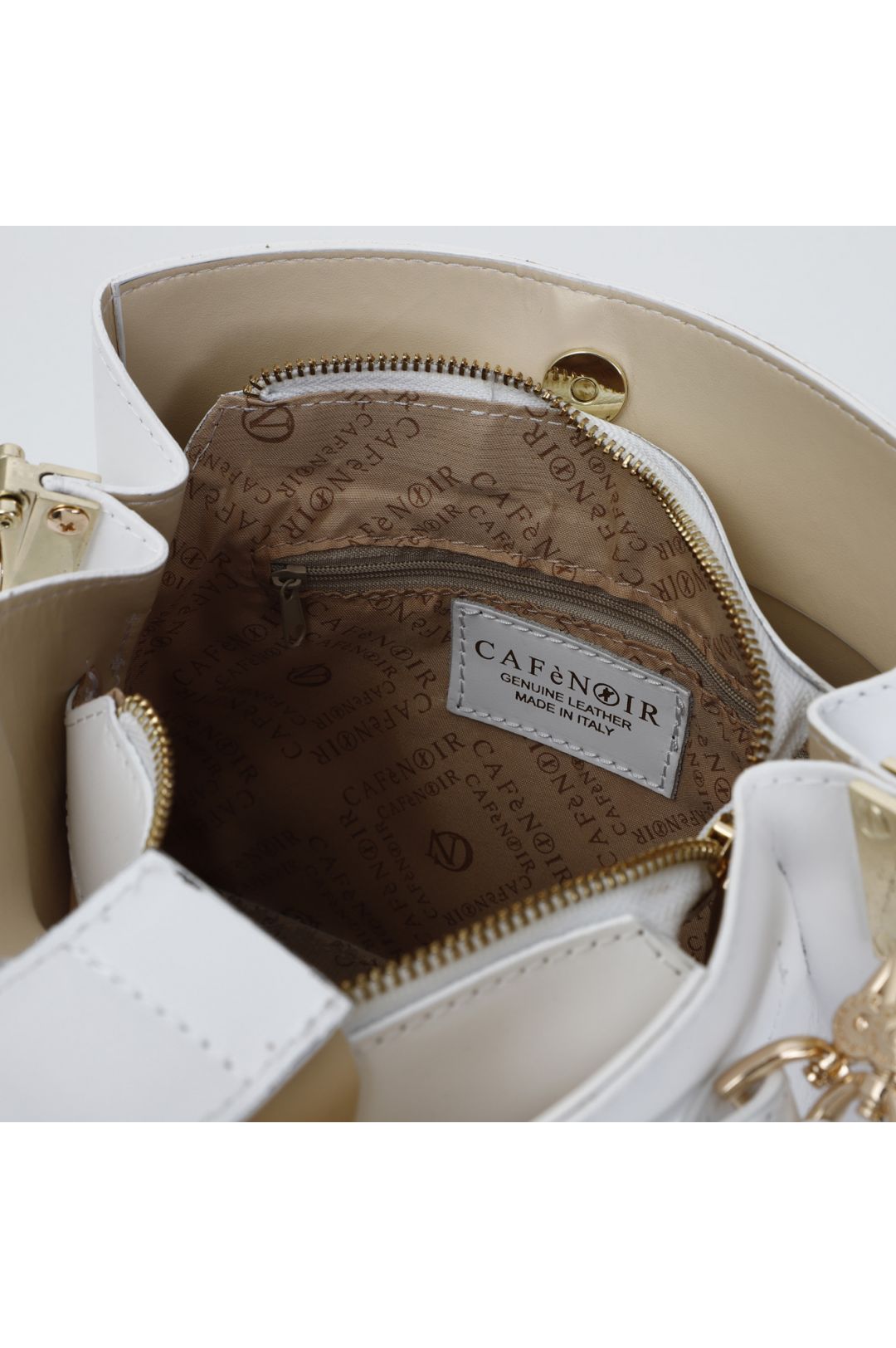 borsa a secchiello in pelle liscia con logo smaltato bianco