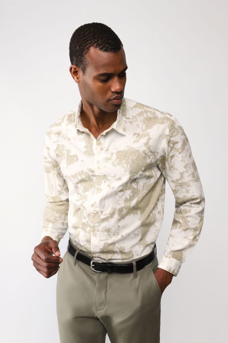 Camicia fantasia astratta con colletto classico