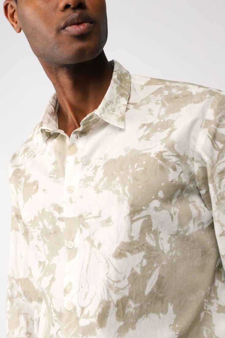 Camicia fantasia astratta con colletto classico