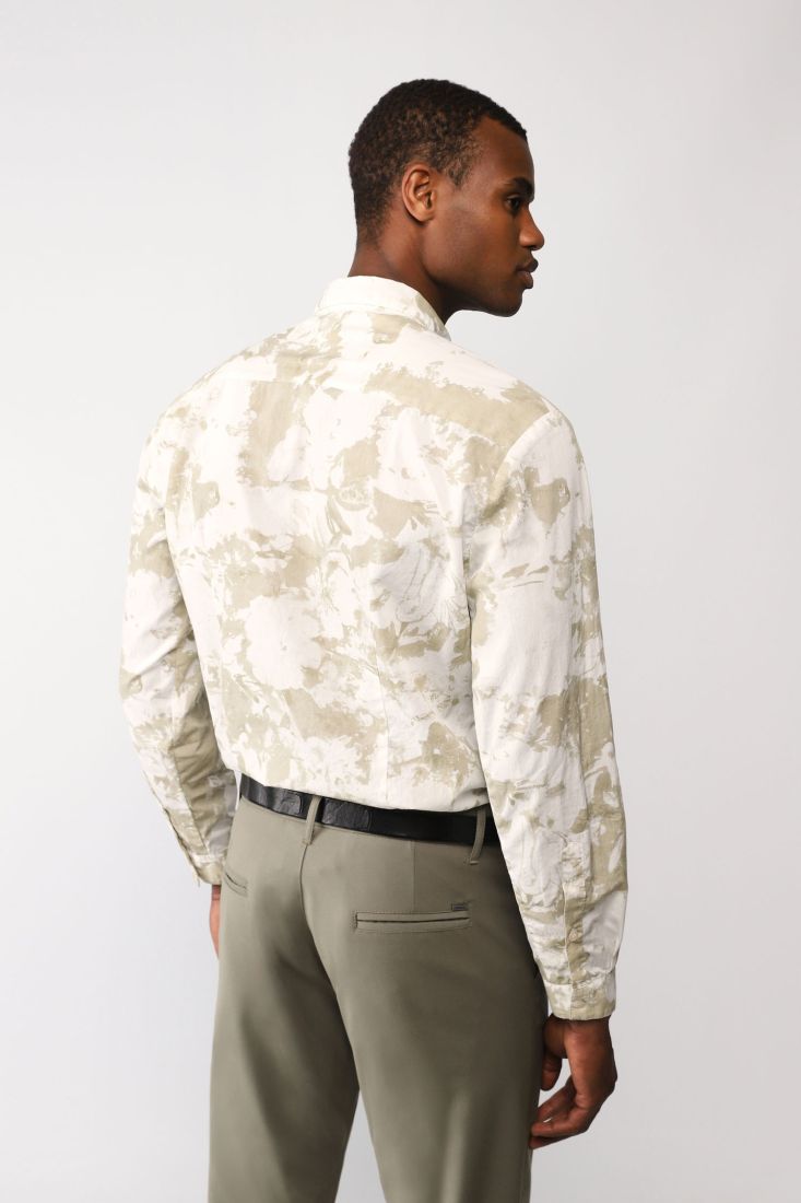Camicia fantasia astratta con colletto classico