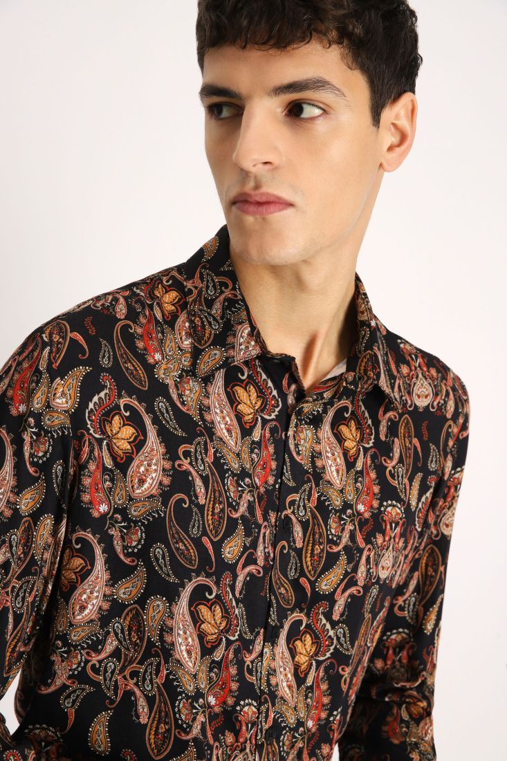 Camicia fantasia paisley con colletto classico