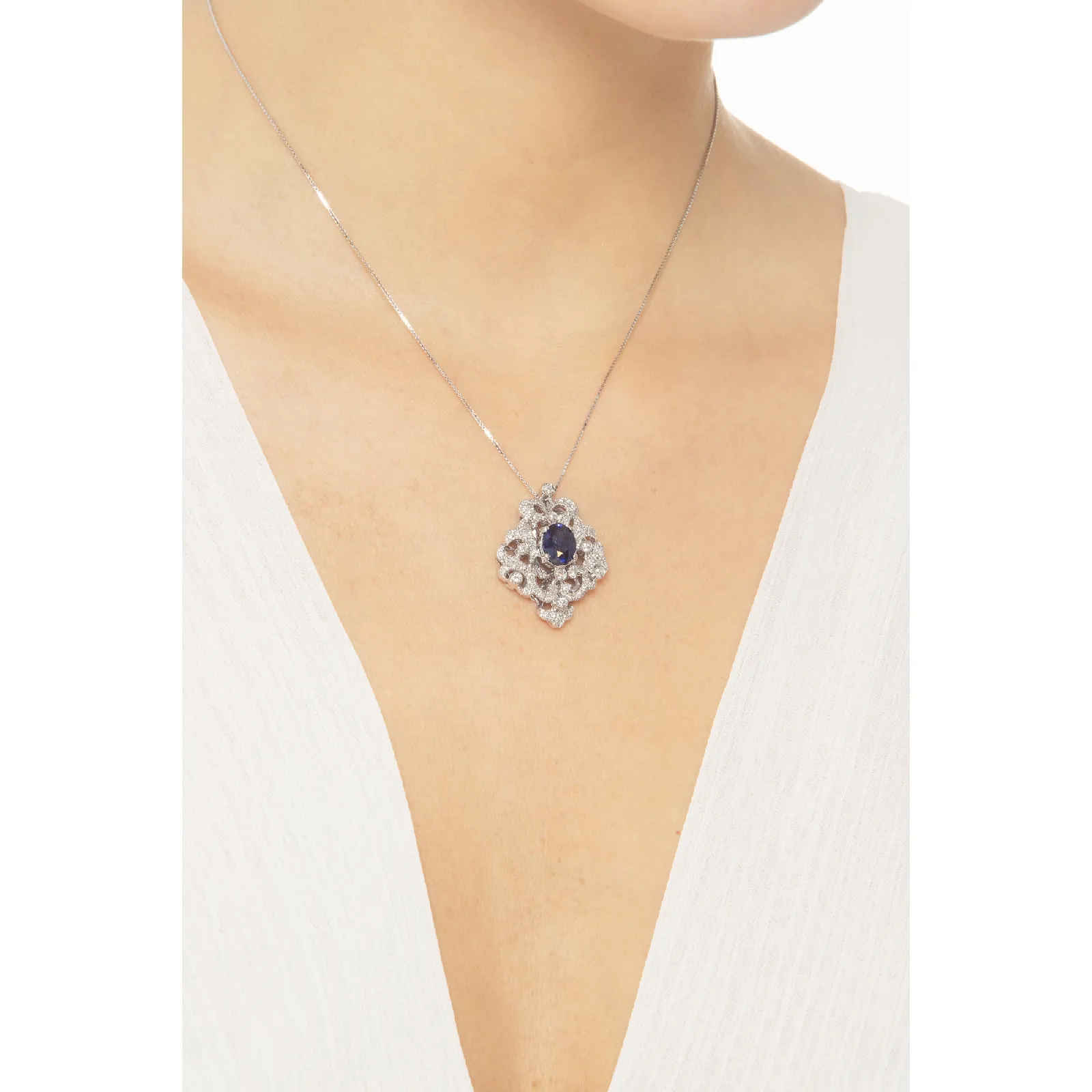 Collana in oro bianco 18k e pendente rosone con zaffiro blu ovale e diamanti a contorno