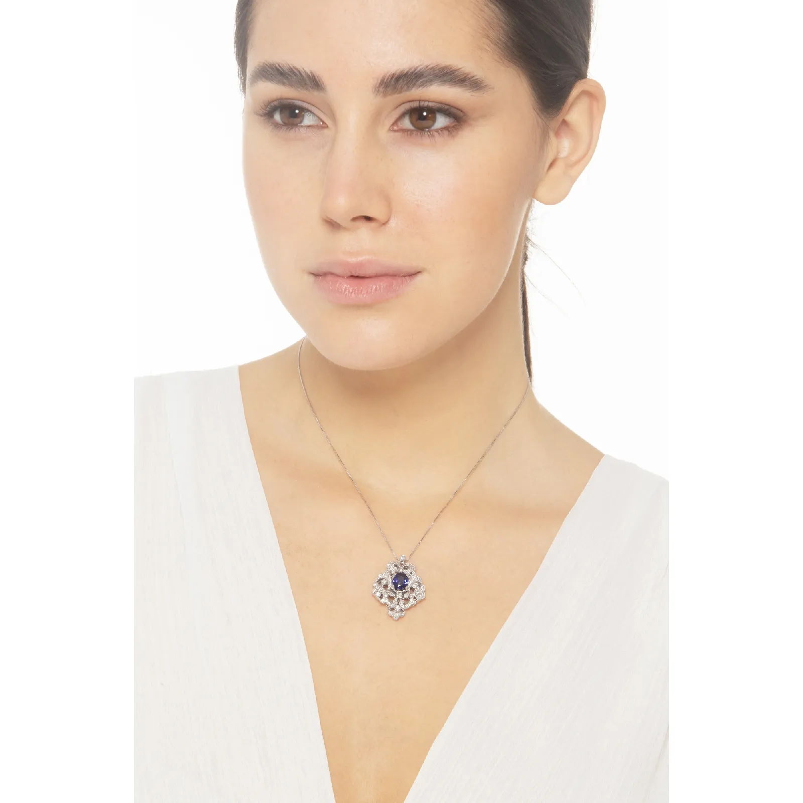 Collana in oro bianco 18k e pendente rosone con zaffiro blu ovale e diamanti a contorno