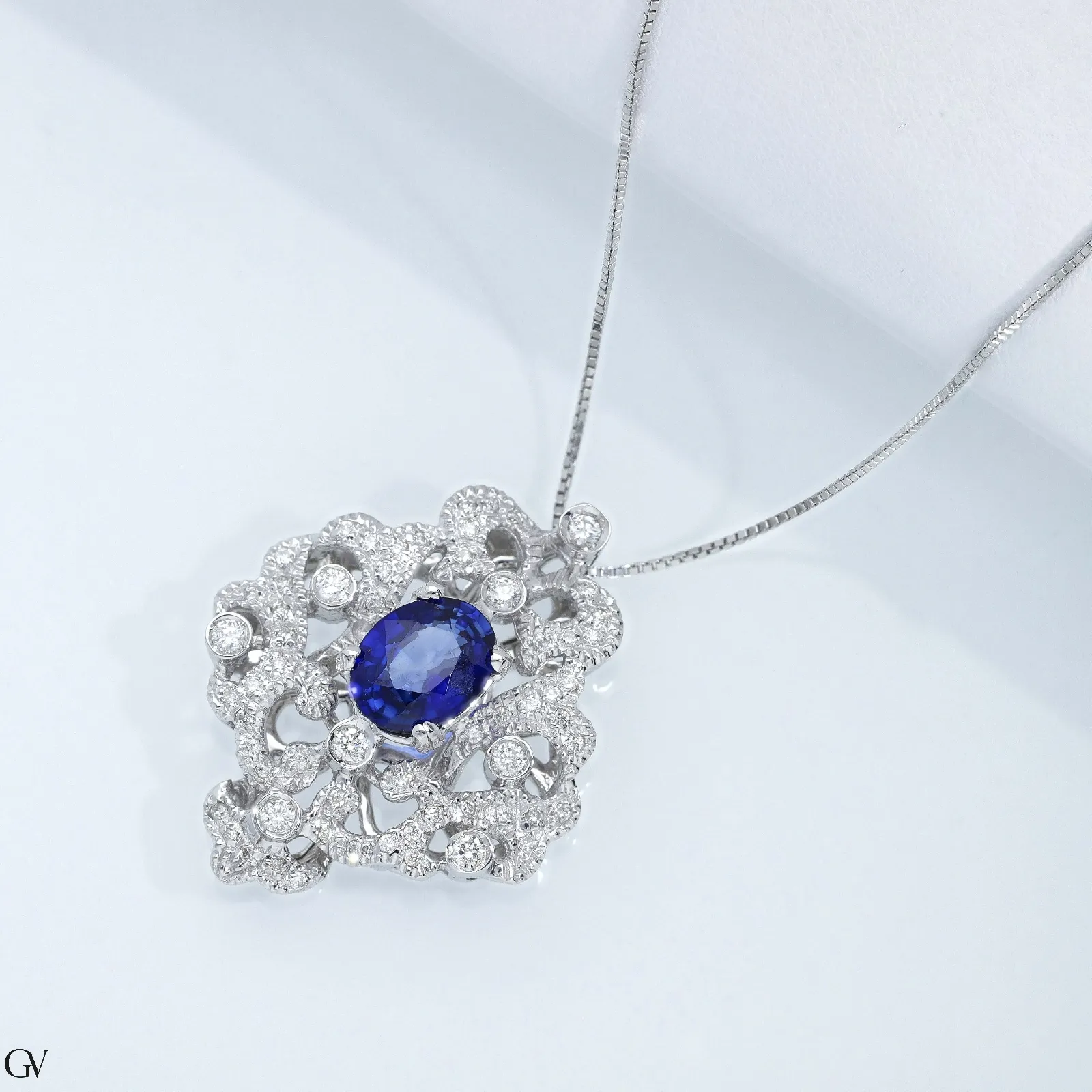 Collana in oro bianco 18k e pendente rosone con zaffiro blu ovale e diamanti a contorno