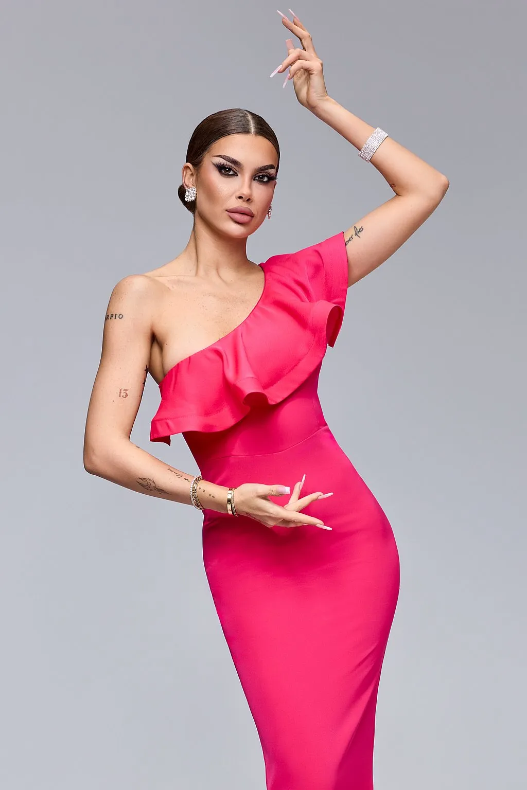 Elegante abito a sirena asimmetrico con balze