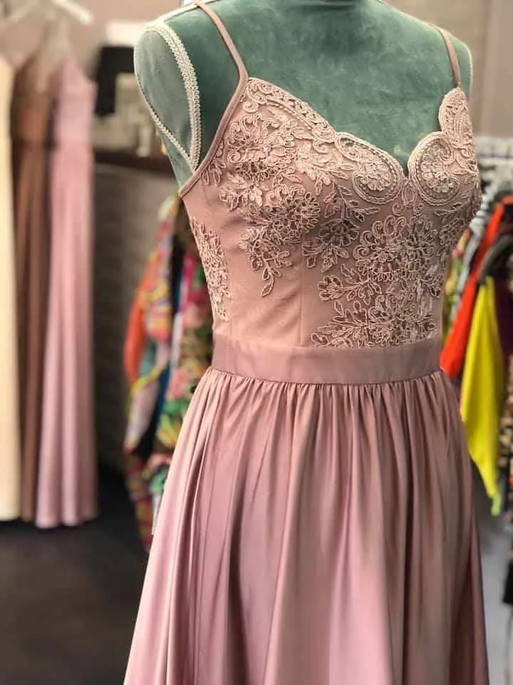 Elegante abito da cerimonia con gonna in raso e corpino ricamato (rosa cipria)