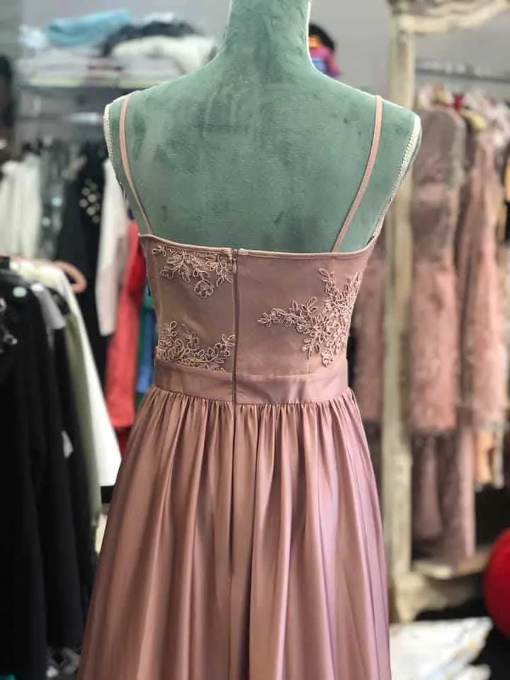Elegante abito da cerimonia con gonna in raso e corpino ricamato (rosa cipria)
