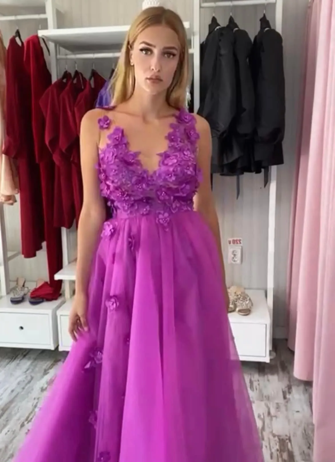 Elegante abito da cerimonia in tulle e ricami 3D