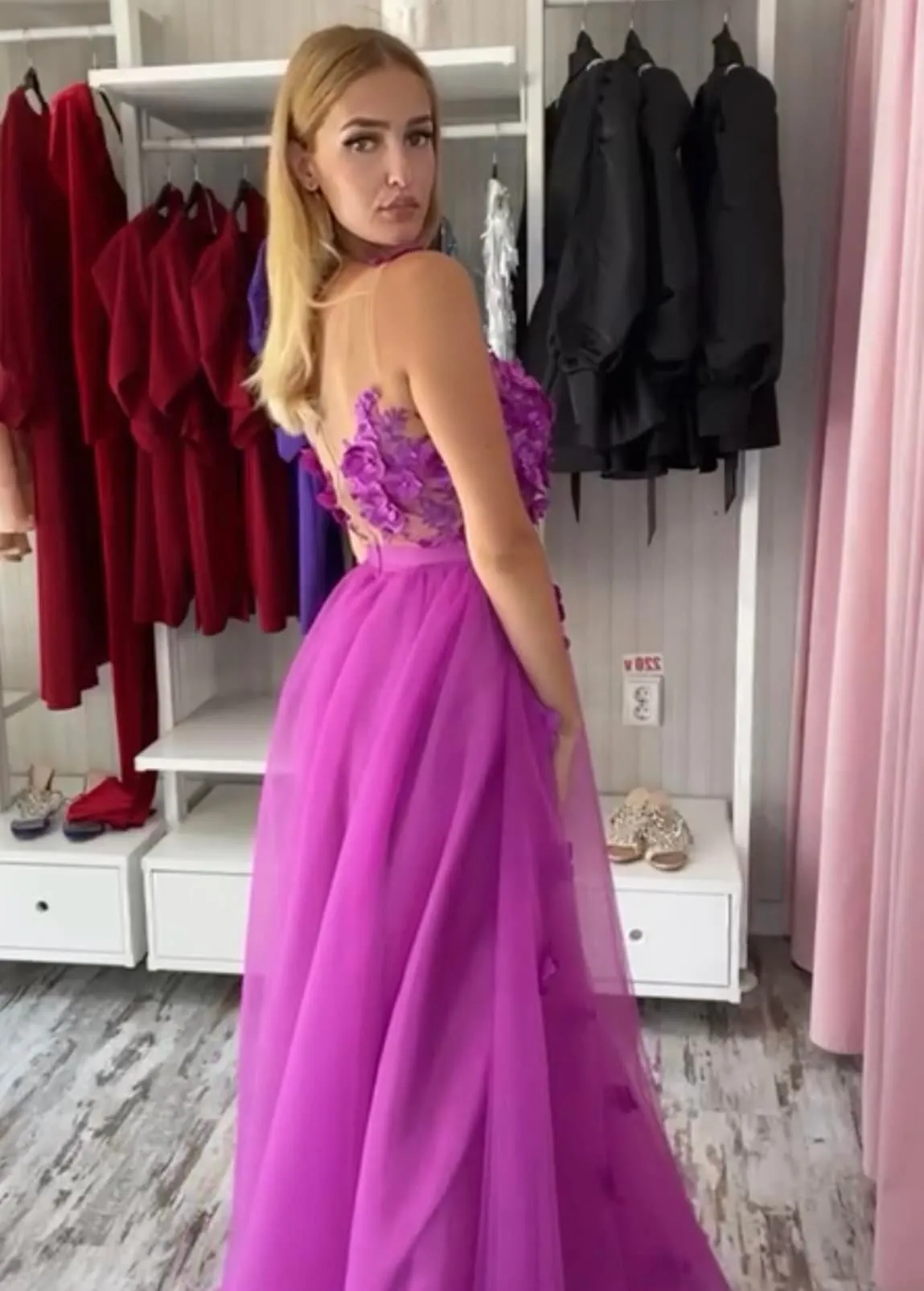 Elegante abito da cerimonia in tulle e ricami 3D