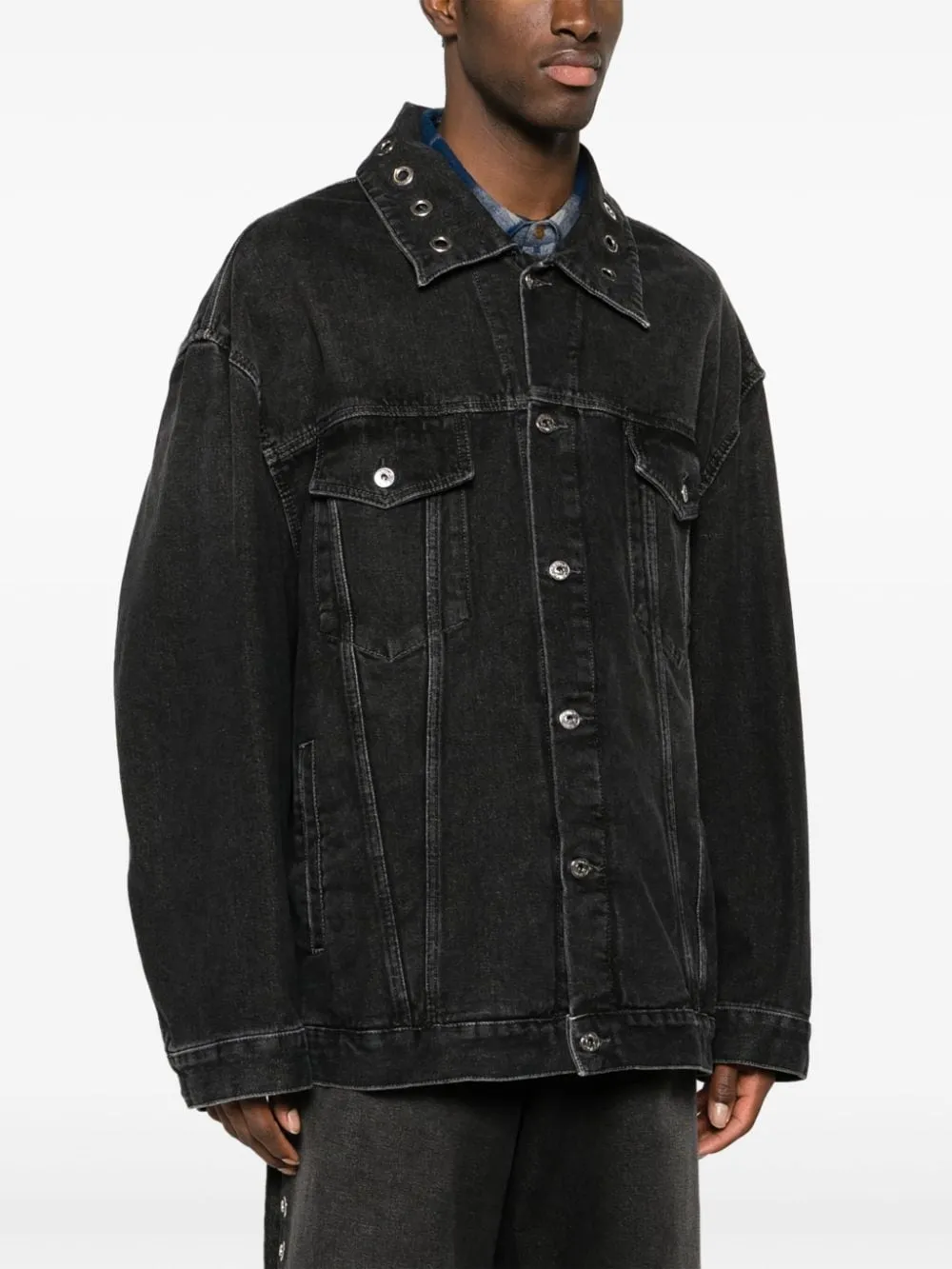 giacca denim nera con occhielli