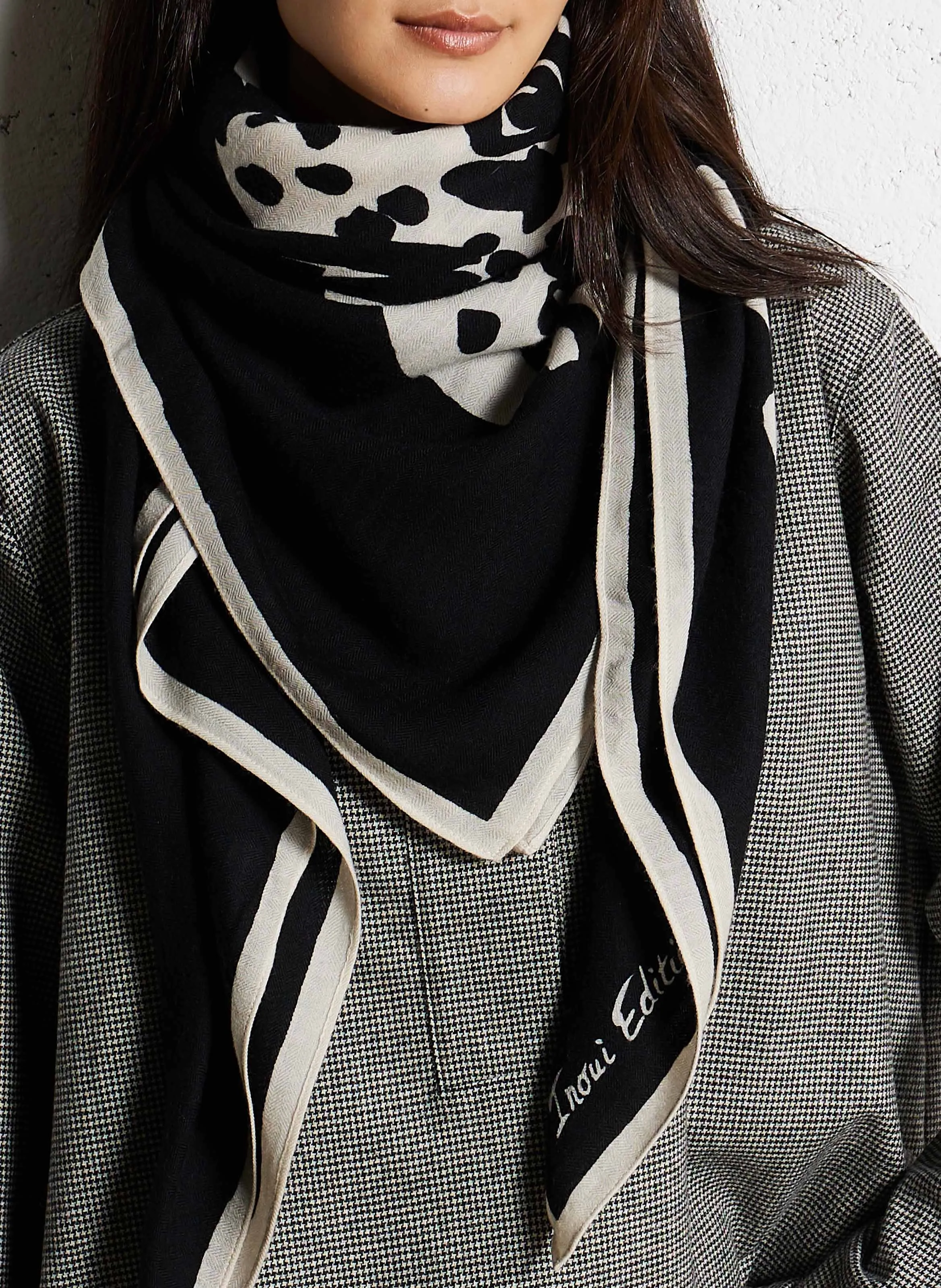  INOUI EDITIONS   FELINE - Sciarpa in misto lana e cashmere stampata | Nero