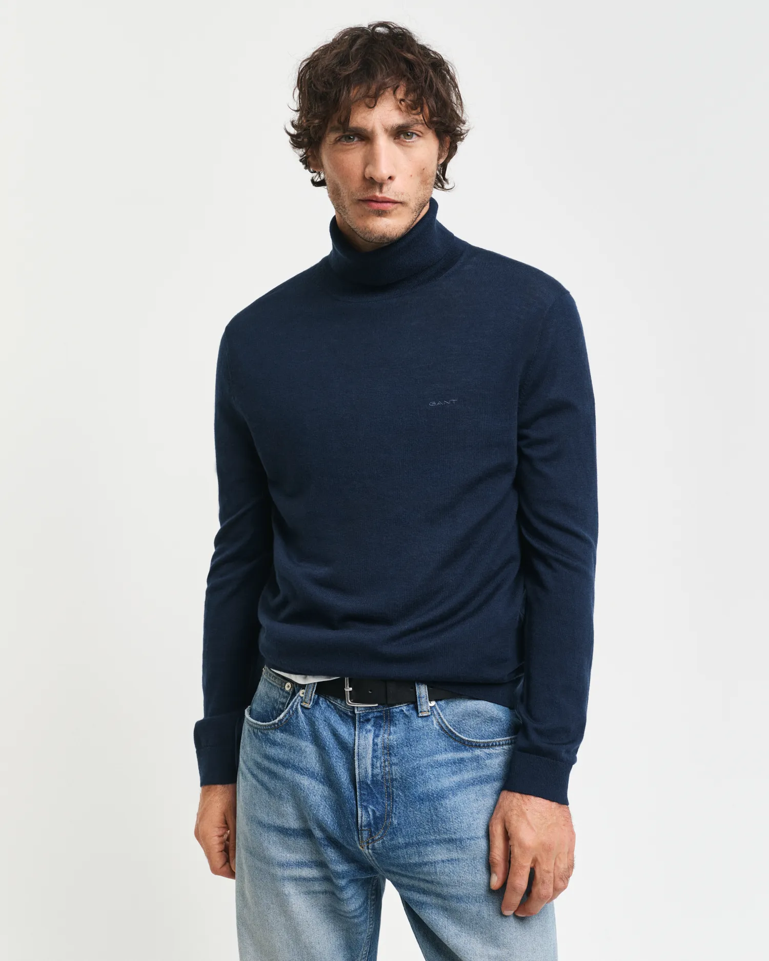Maglia a collo alto in finissima lana merino    