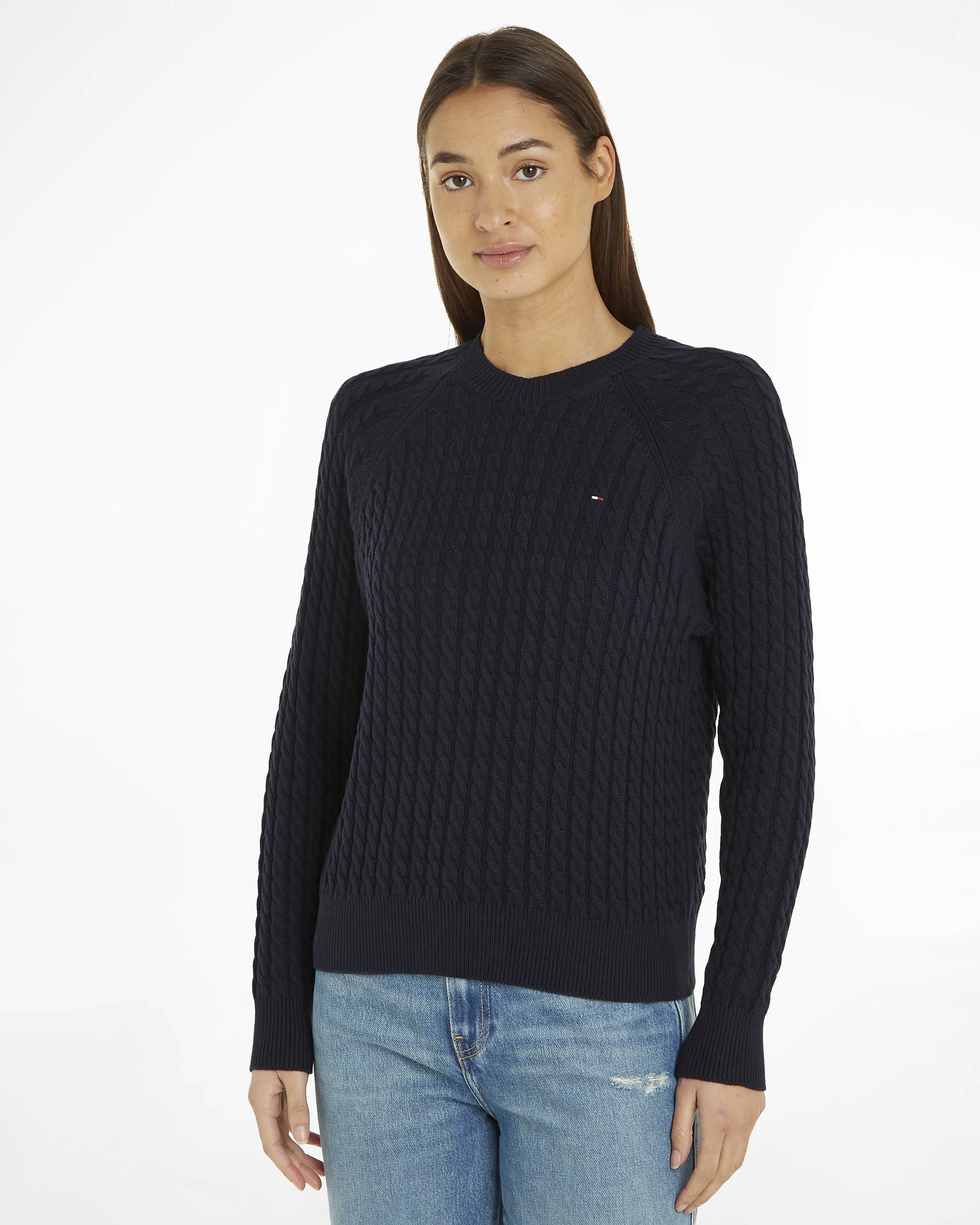 Maglia blu girocollo in cotone organico lavorato a trecce con flag logo ricamata sul petto