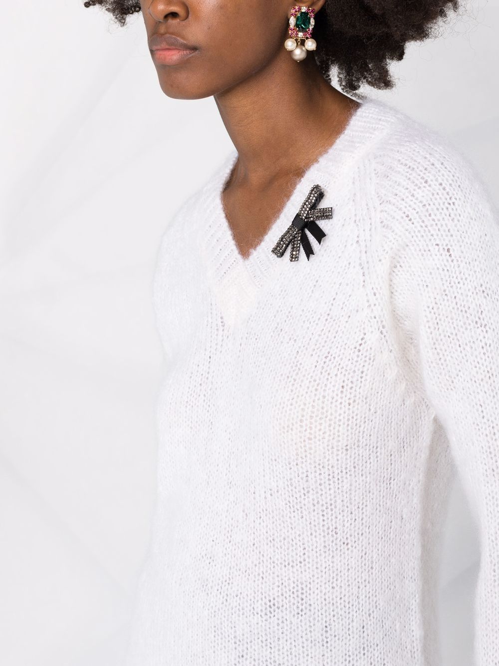 maglia scollo a V con spilla