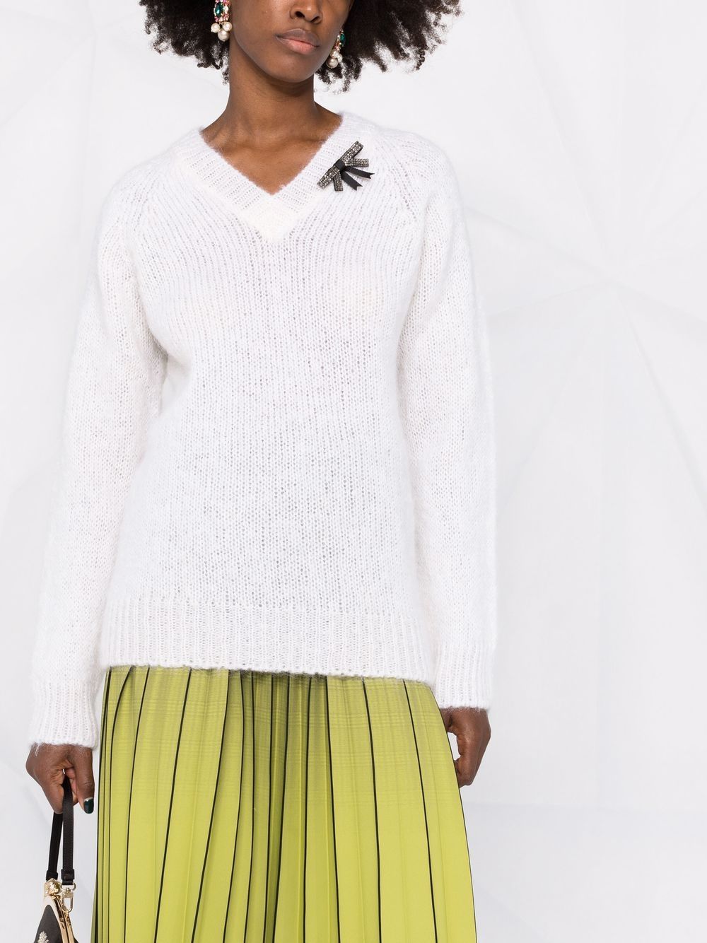 maglia scollo a V con spilla