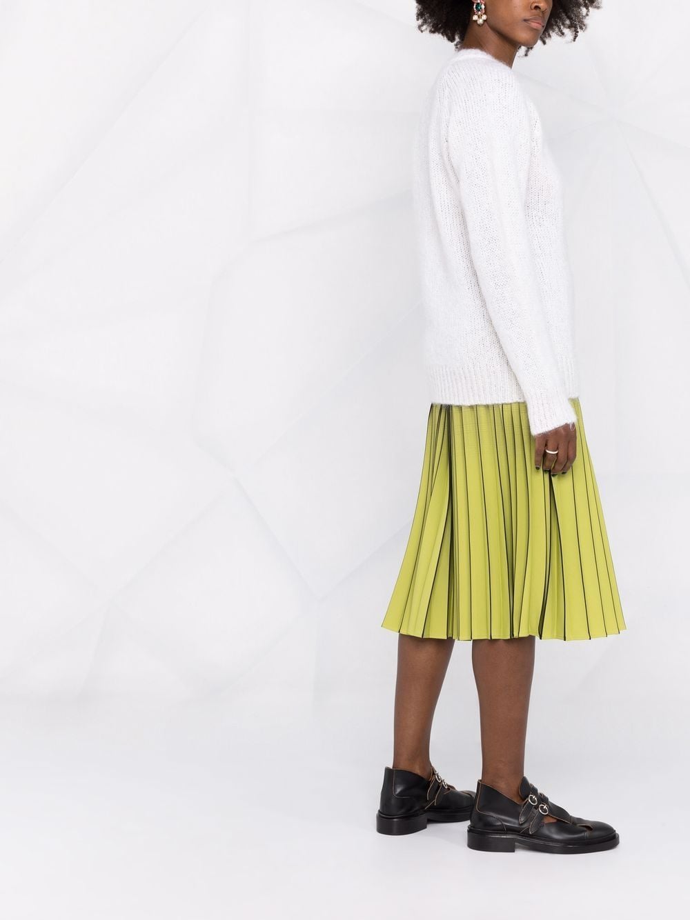 maglia scollo a V con spilla
