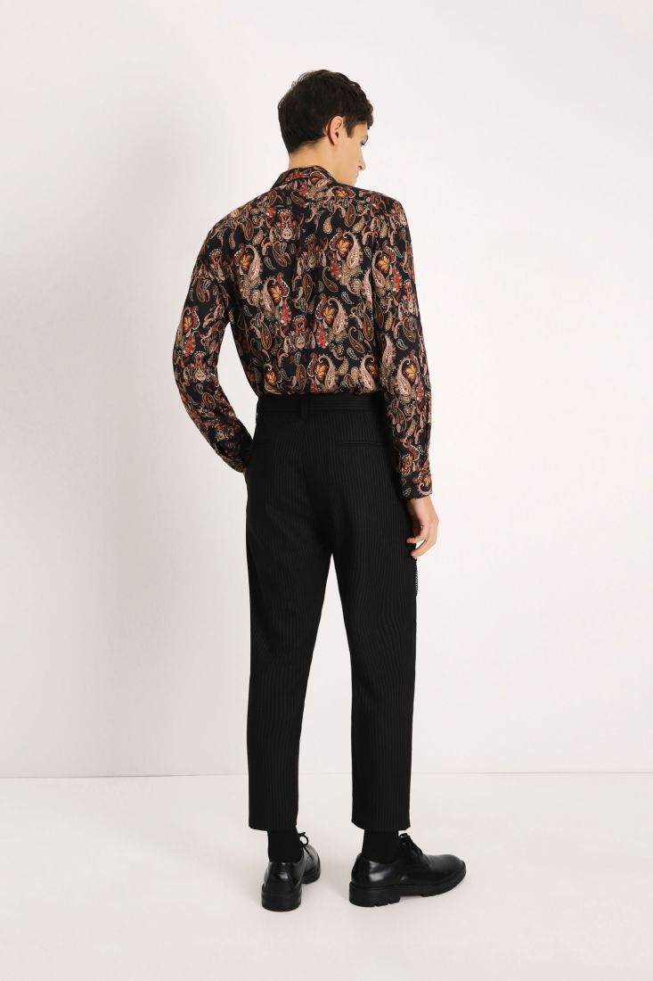 Pantaloni baggy cropped a righe con catena