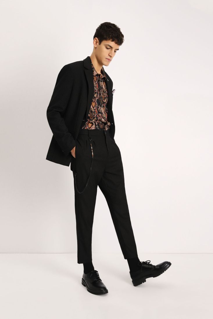 Pantaloni baggy cropped a righe con catena