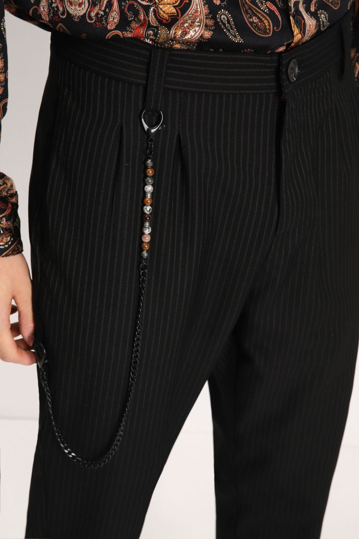 Pantaloni baggy cropped a righe con catena