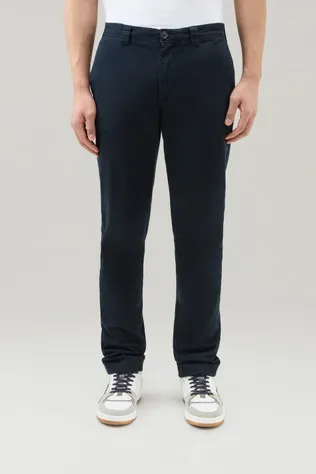 Pantaloni chino tinti in capo in cotone elasticizzato                                                                           