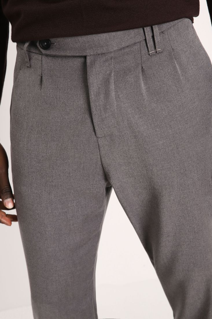 Pantaloni slim-fit con pinces