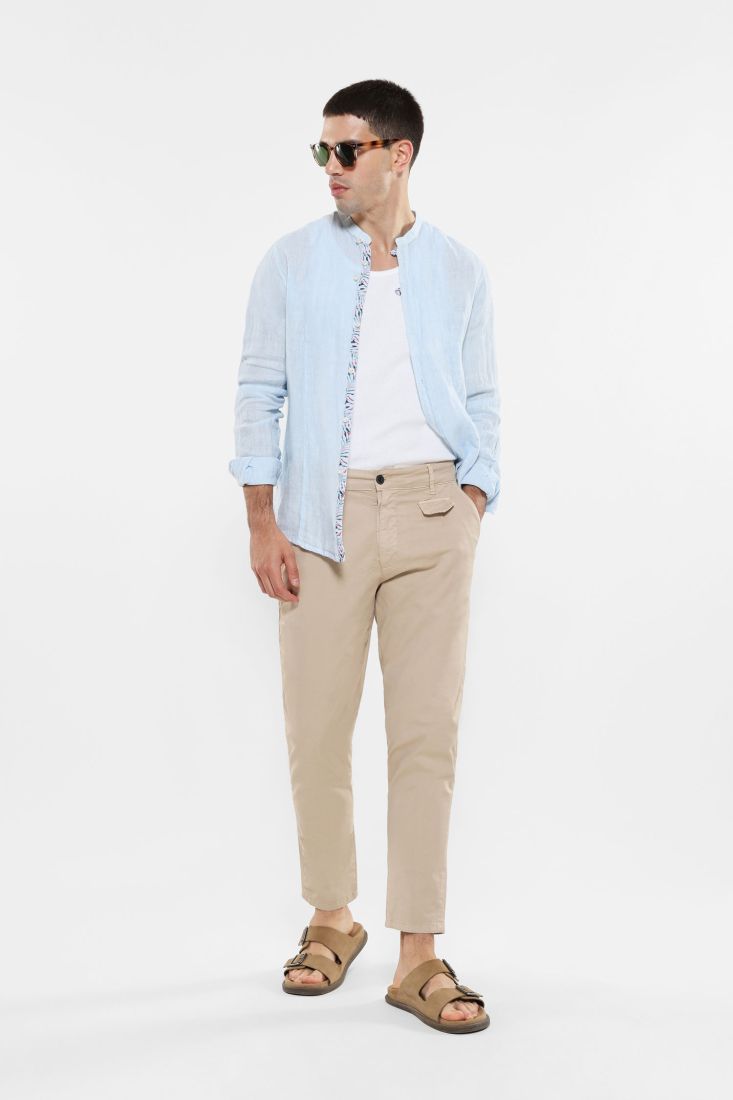 Pantaloni slim-fit con tasche verticali e pattina applicata
