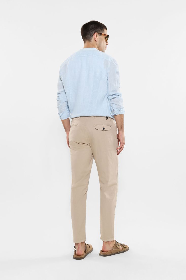 Pantaloni slim-fit con tasche verticali e pattina applicata