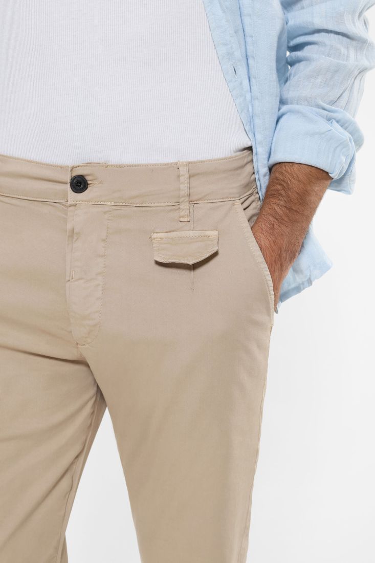 Pantaloni slim-fit con tasche verticali e pattina applicata