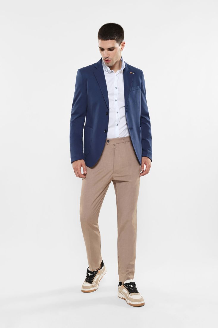 Pantaloni slim-fit con tasche verticali e piega stirata