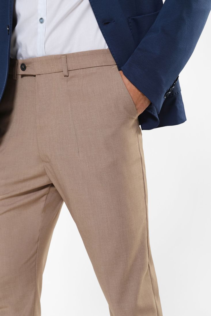 Pantaloni slim-fit con tasche verticali e piega stirata