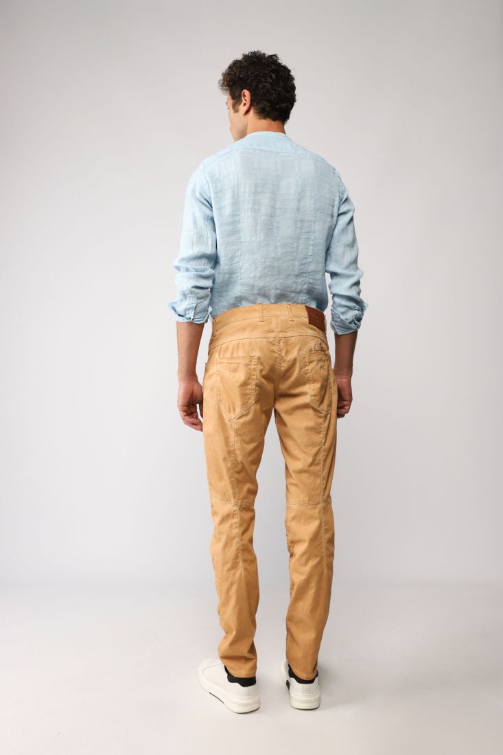 Pantaloni straight monocolour con abbottonatura