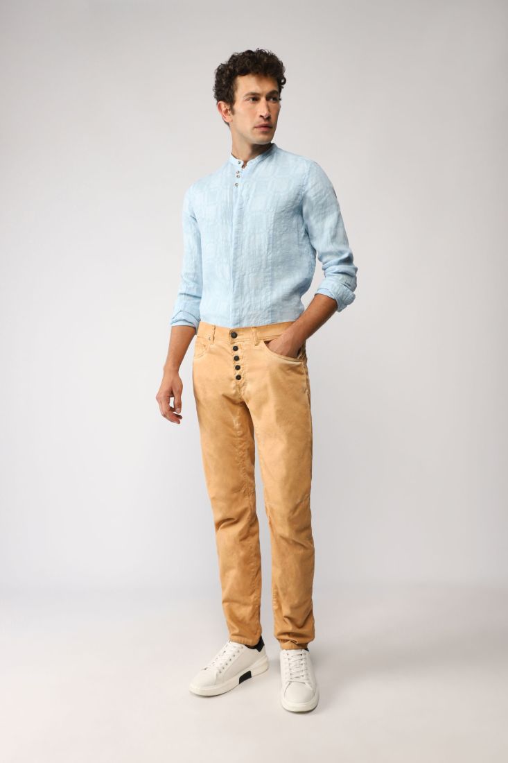 Pantaloni straight monocolour con abbottonatura