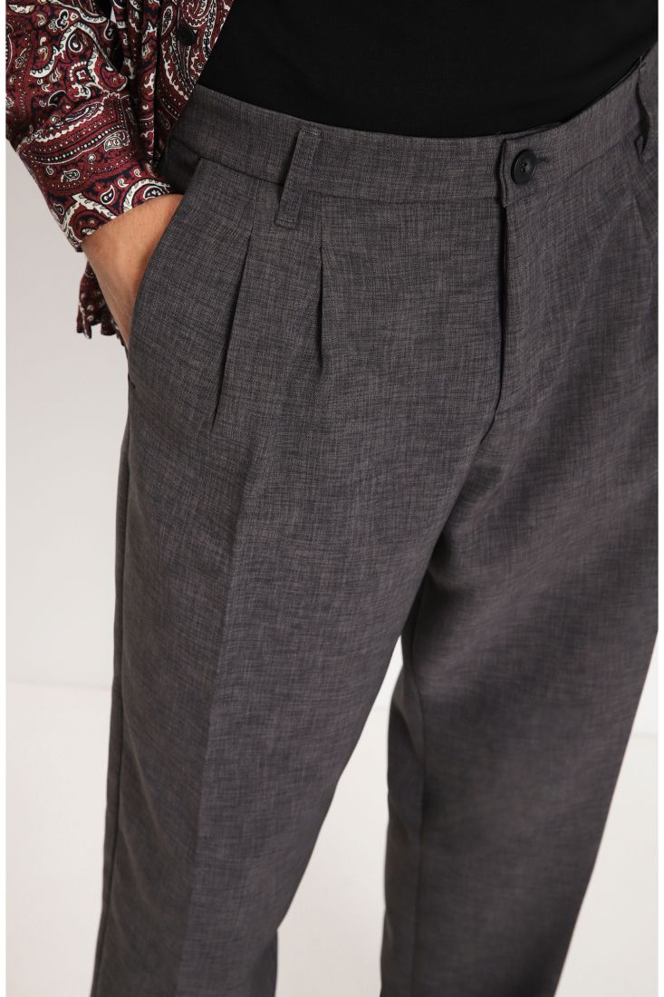 Pantaloni straight monocolour con pinces e piega stirata