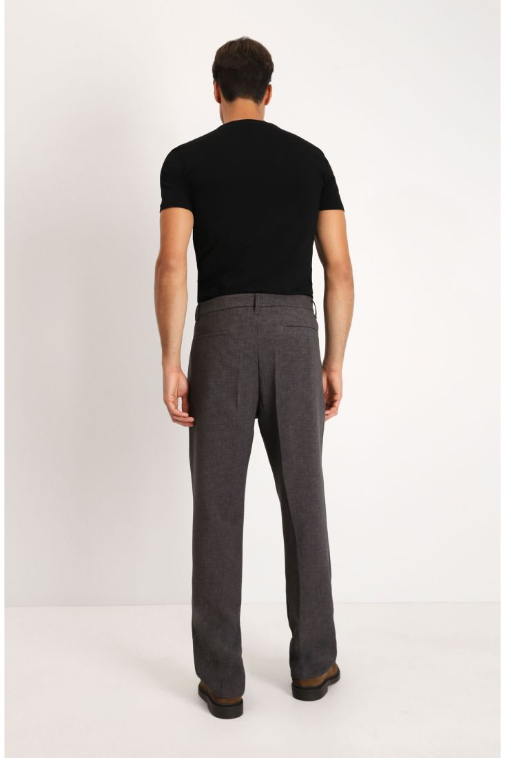 Pantaloni straight monocolour con pinces e piega stirata