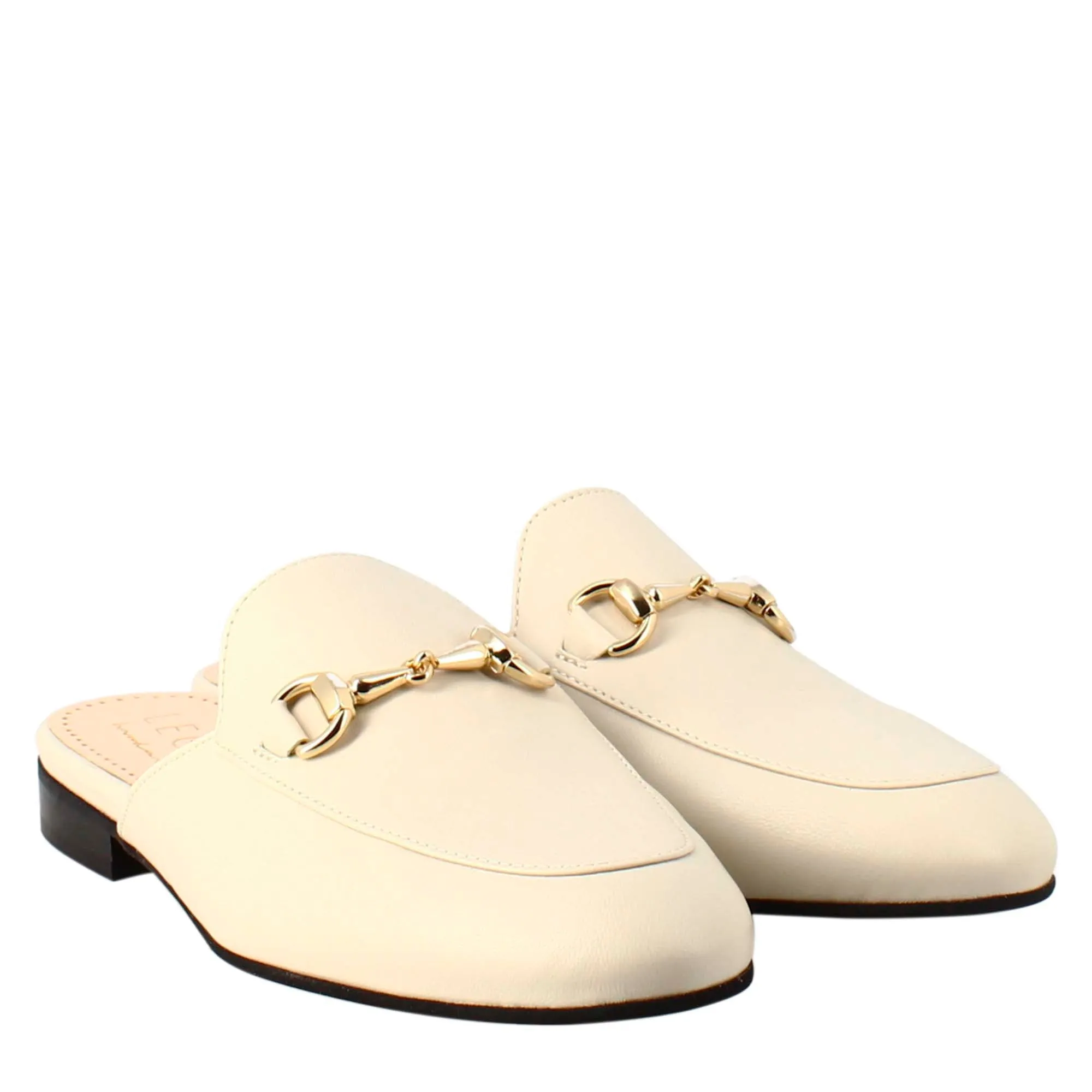 Sabot bianca con fibbia dorata e fondo in vero cuoio