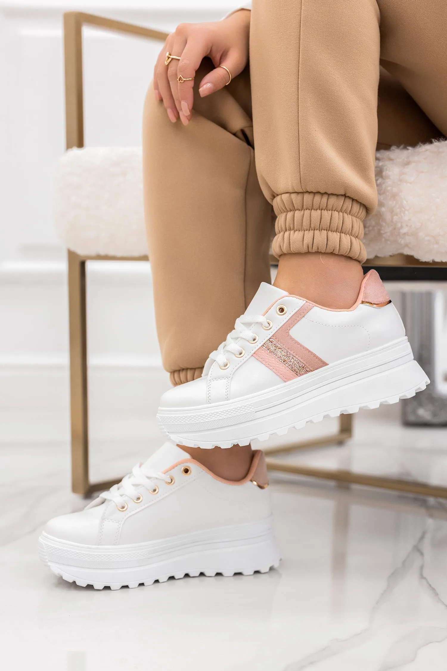 Sneakers bianche con inserti rosa e glitter