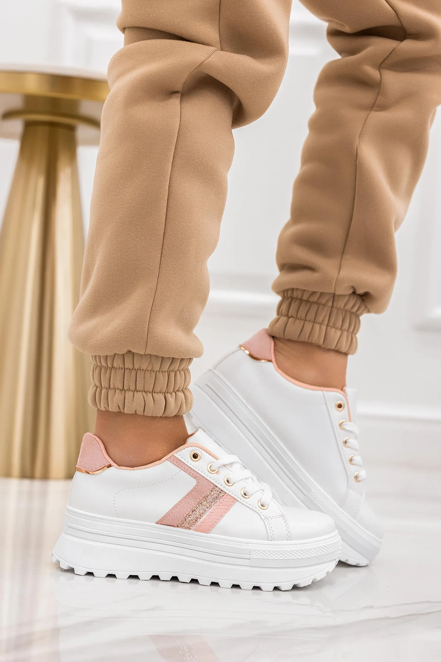 Sneakers bianche con inserti rosa e glitter