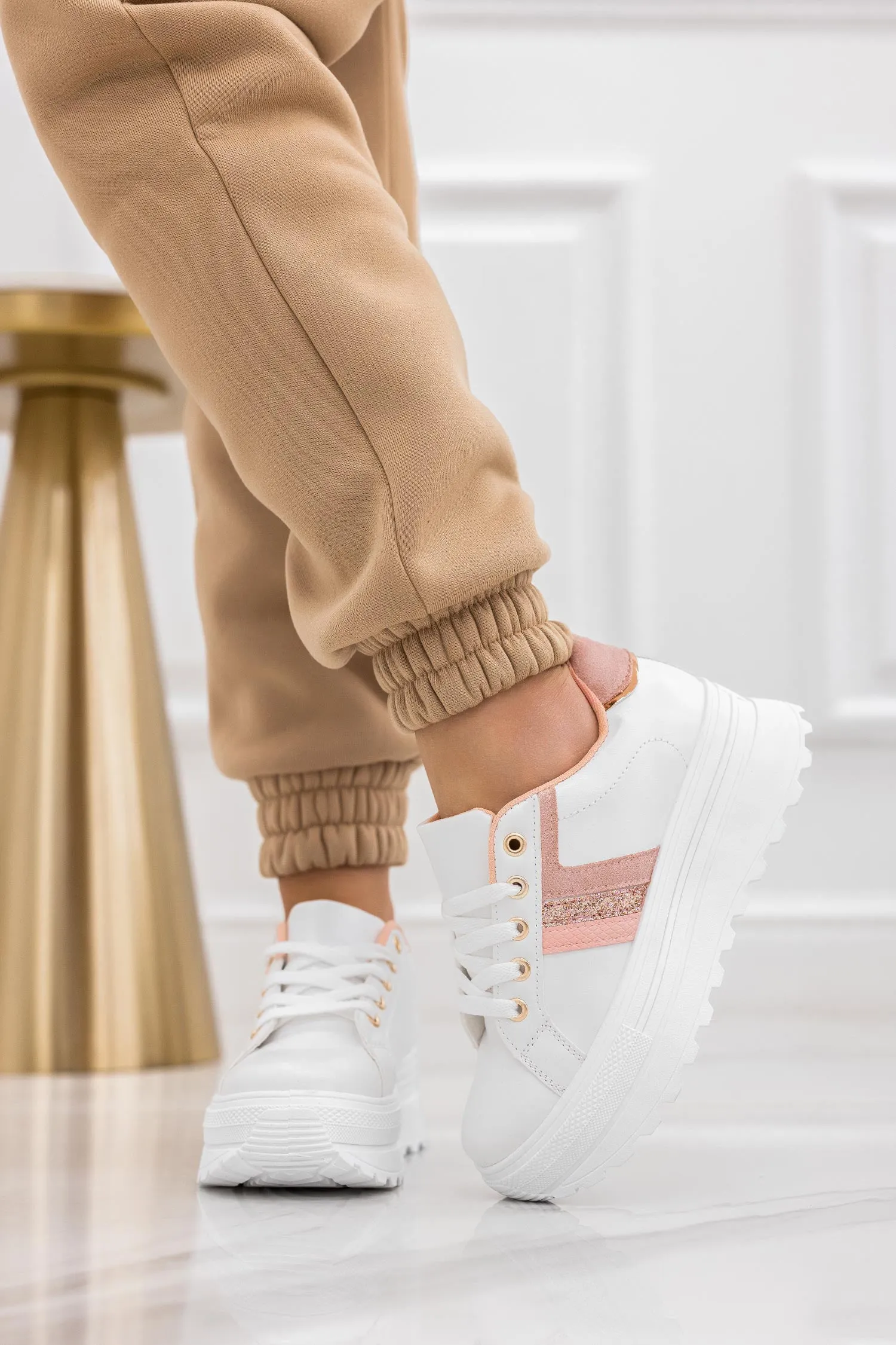 Sneakers bianche con inserti rosa e glitter