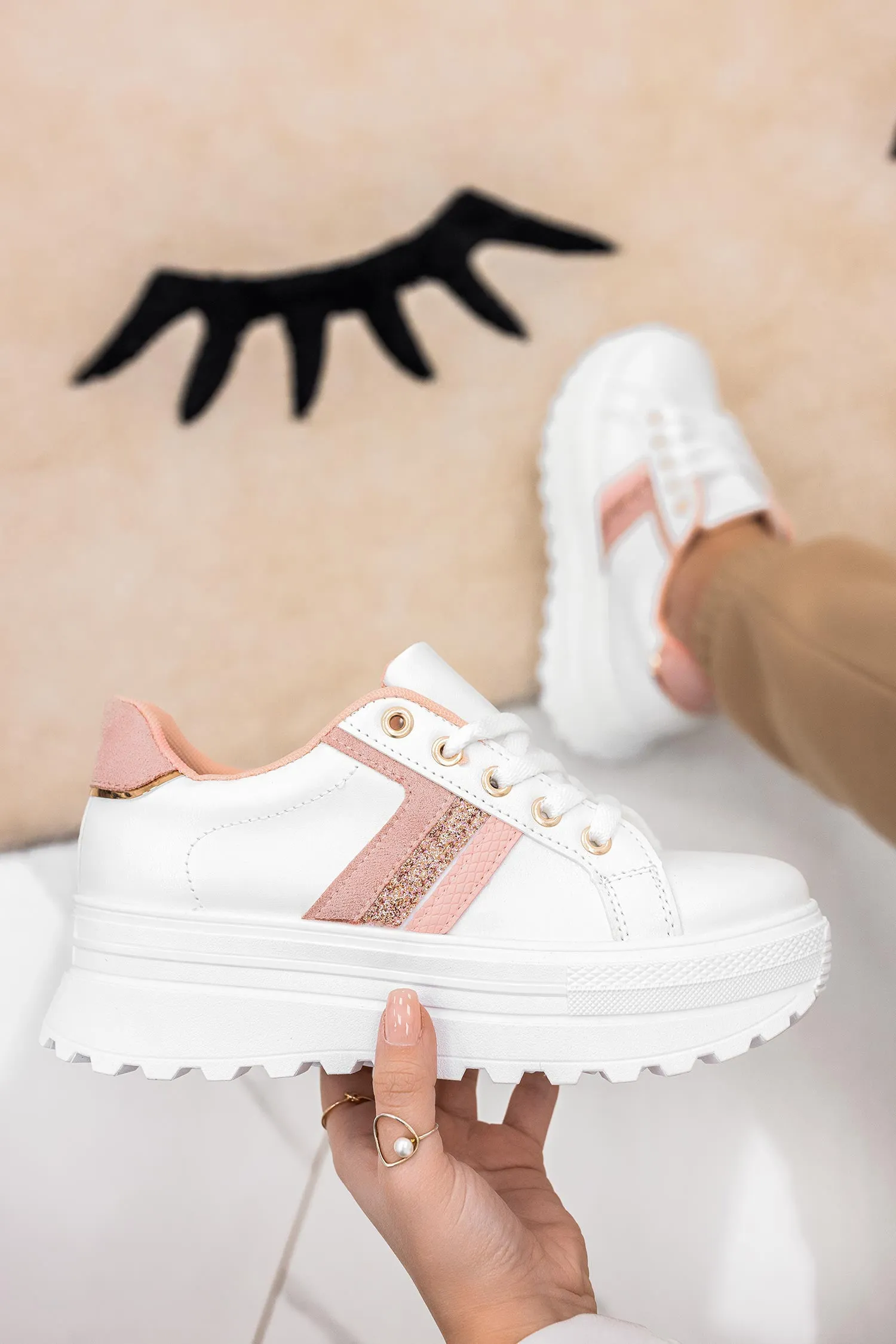 Sneakers bianche con inserti rosa e glitter